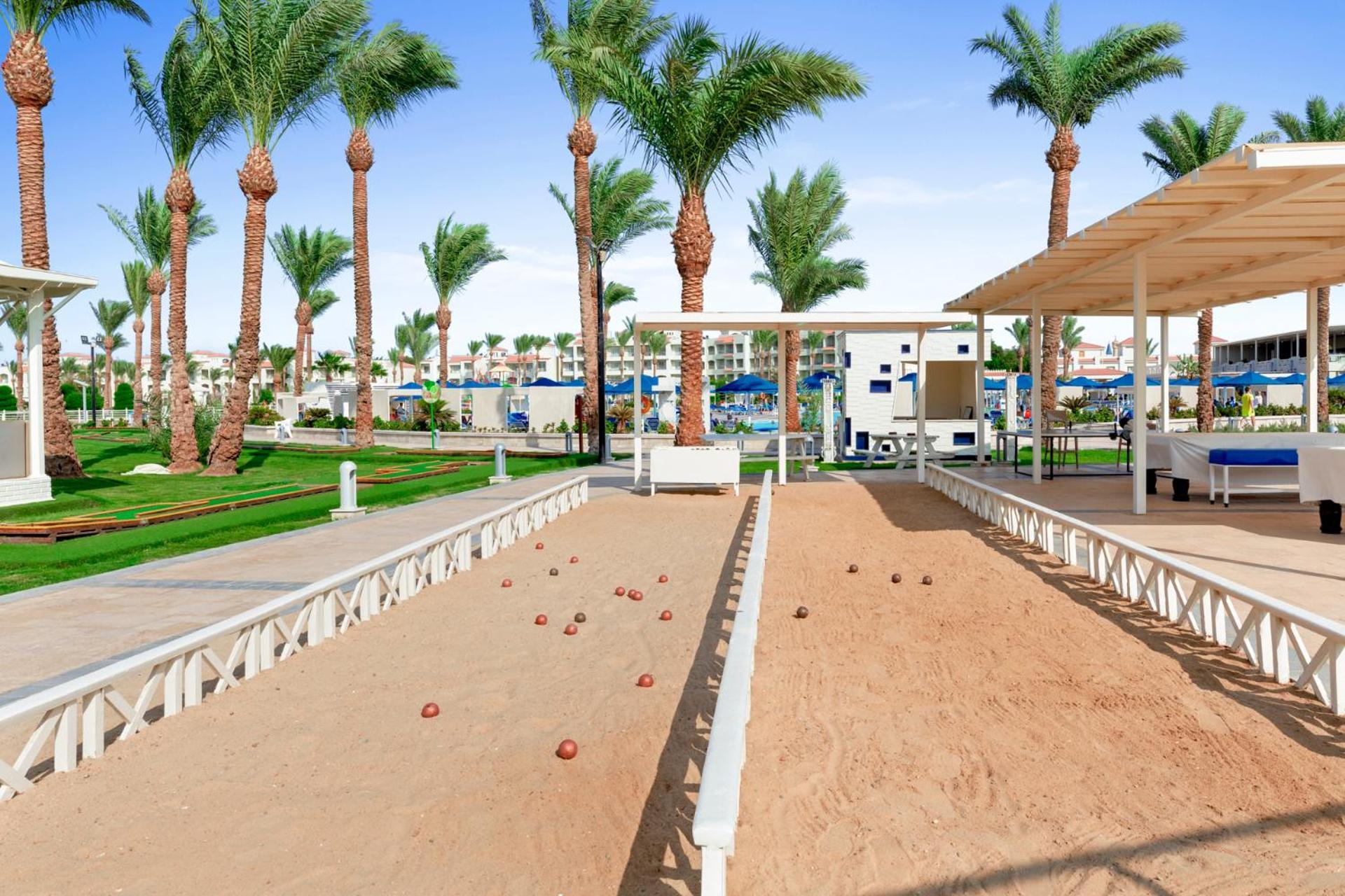 Pickalbatros Dana Beach Resort - Aqua Park Hurghada Esterno foto A bocce ball court