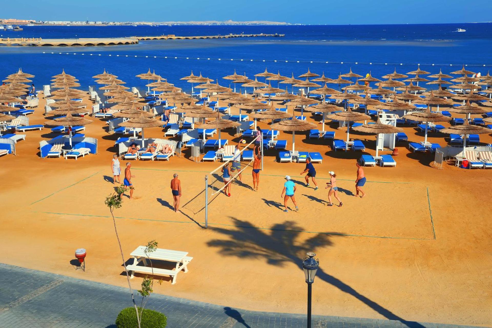 Pickalbatros Dana Beach Resort - Aqua Park Hurghada Esterno foto Tourists on a beach in Egypt