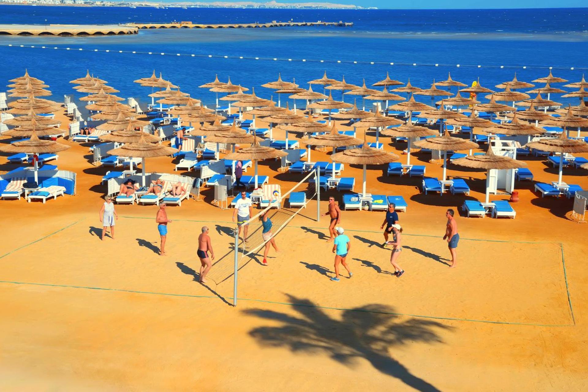 Pickalbatros Dana Beach Resort - Aqua Park Hurghada Esterno foto Tourists playing beach volleyball in Egypt