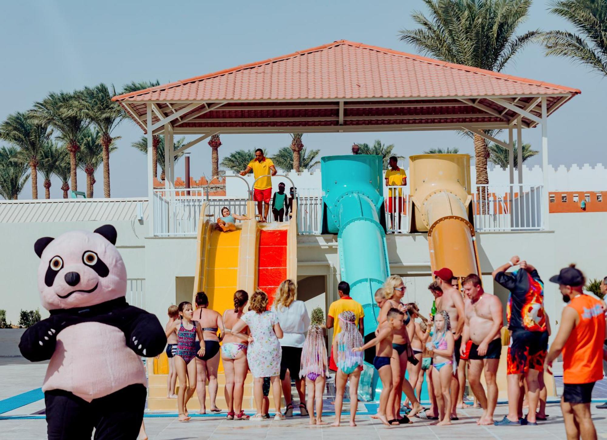 Pickalbatros Dana Beach Resort - Aqua Park Hurghada Esterno foto Panda, mascot of the resort