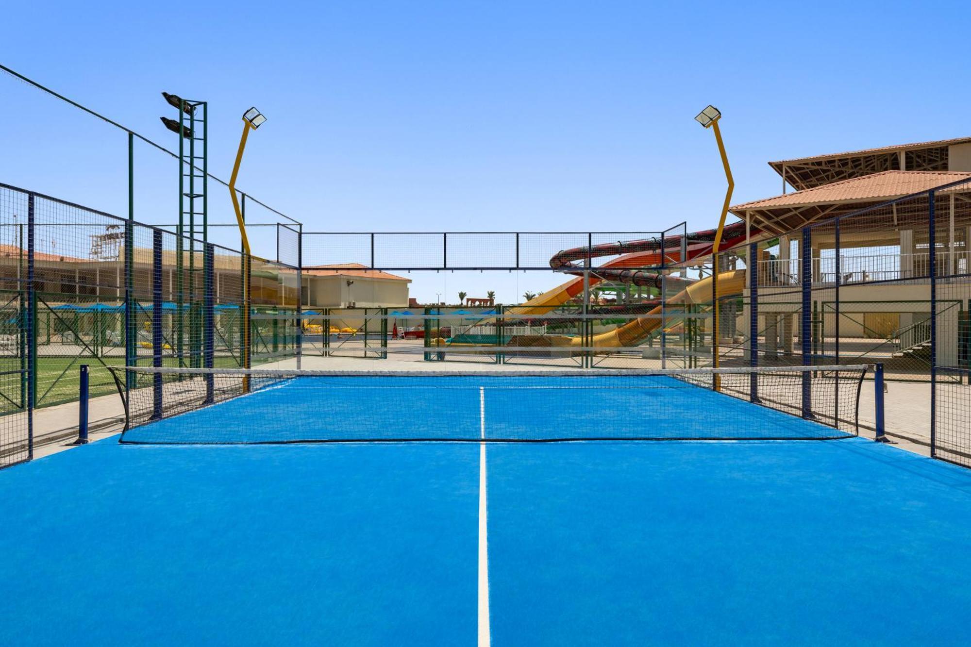 Pickalbatros Dana Beach Resort - Aqua Park Hurghada Esterno foto A paddle tennis court