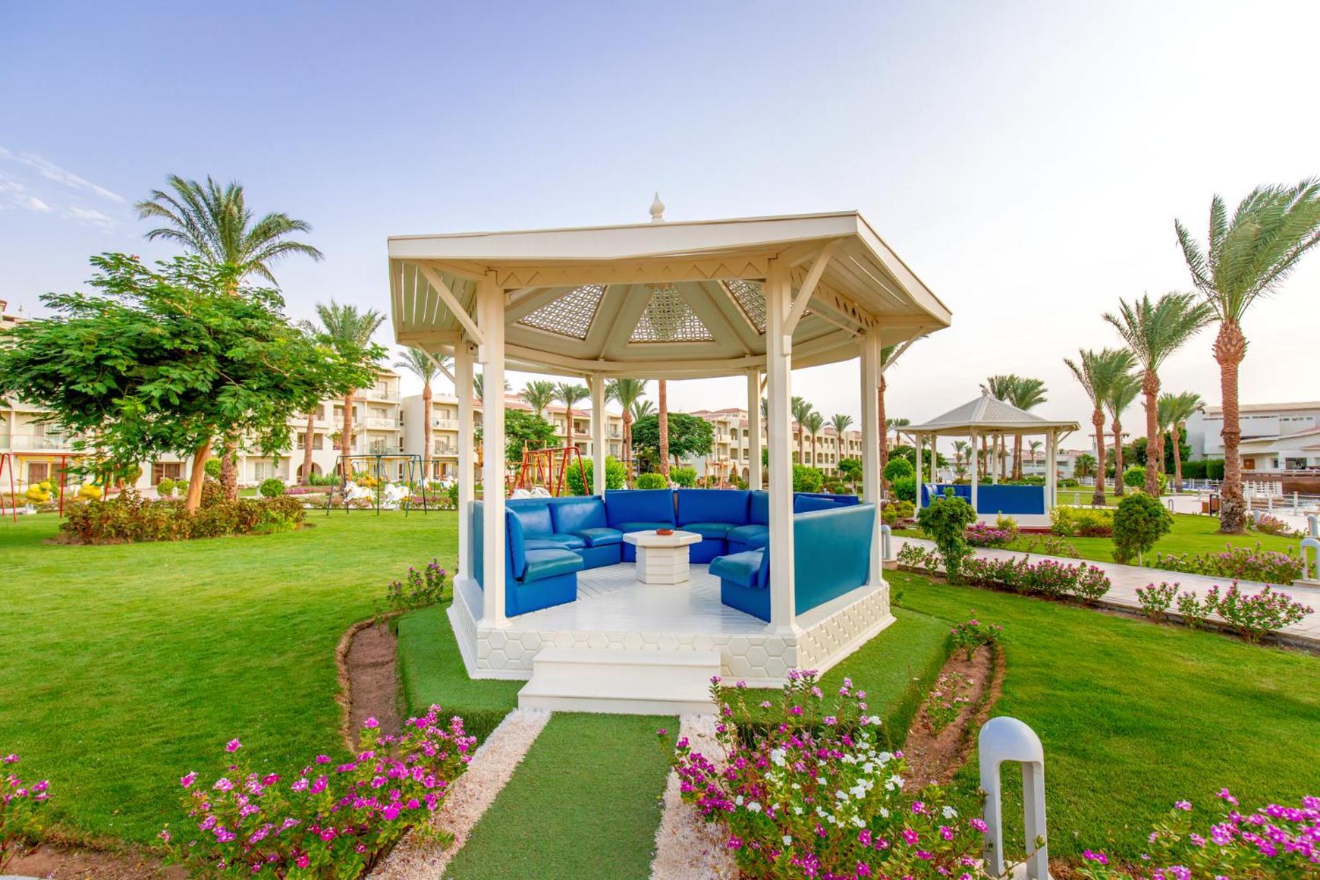 Pickalbatros Dana Beach Resort - Aqua Park Hurghada Esterno foto The resort's gardens