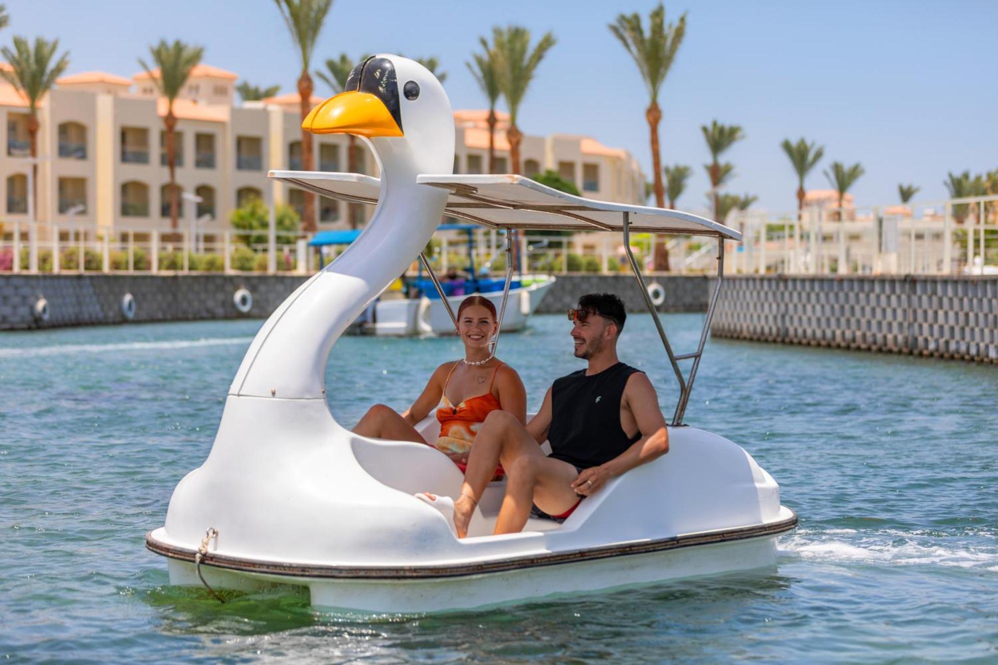 Pickalbatros Dana Beach Resort - Aqua Park Hurghada Esterno foto A swan boat